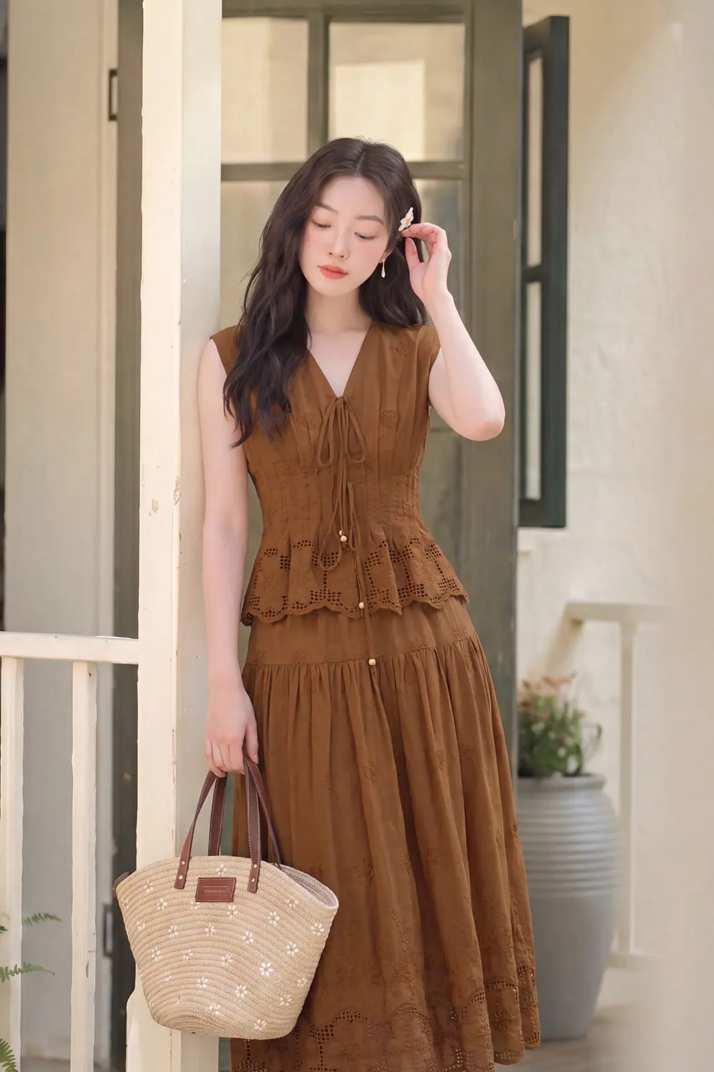 Áo kiểu nữ xô thêu cổ V phối nơ
