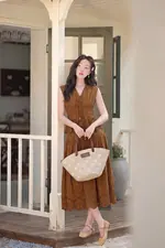 Áo kiểu nữ xô thêu cổ V phối nơ