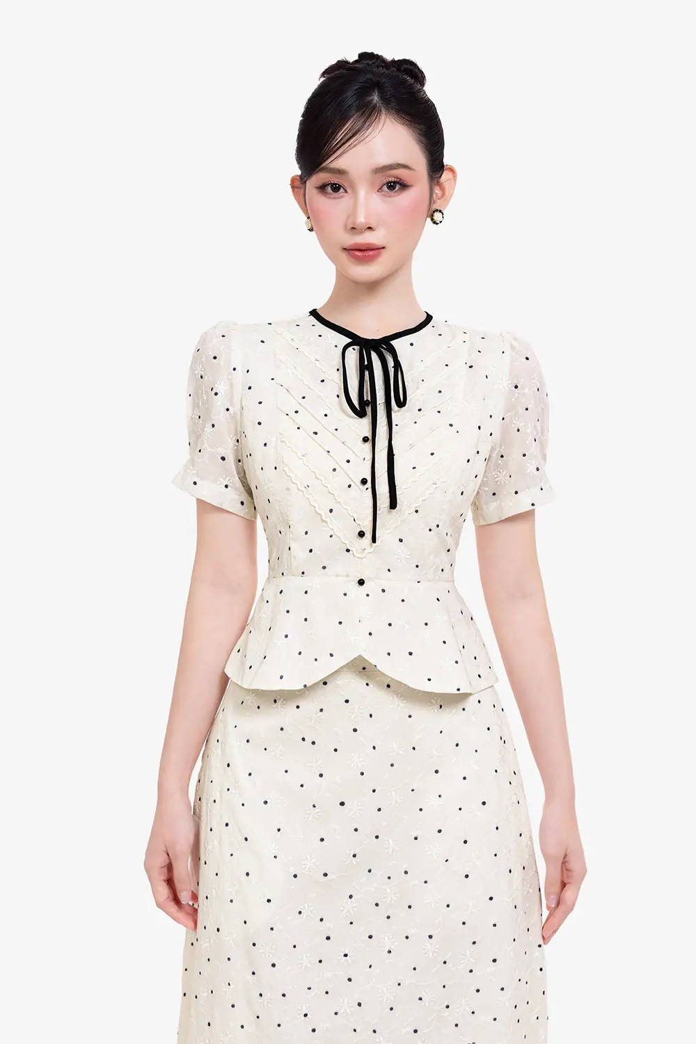 Áo kiểu cotton lụa chấm bi phối nơ