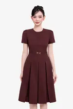 Đầm đỏ dáng xòe xếp ly phối thắt lưng