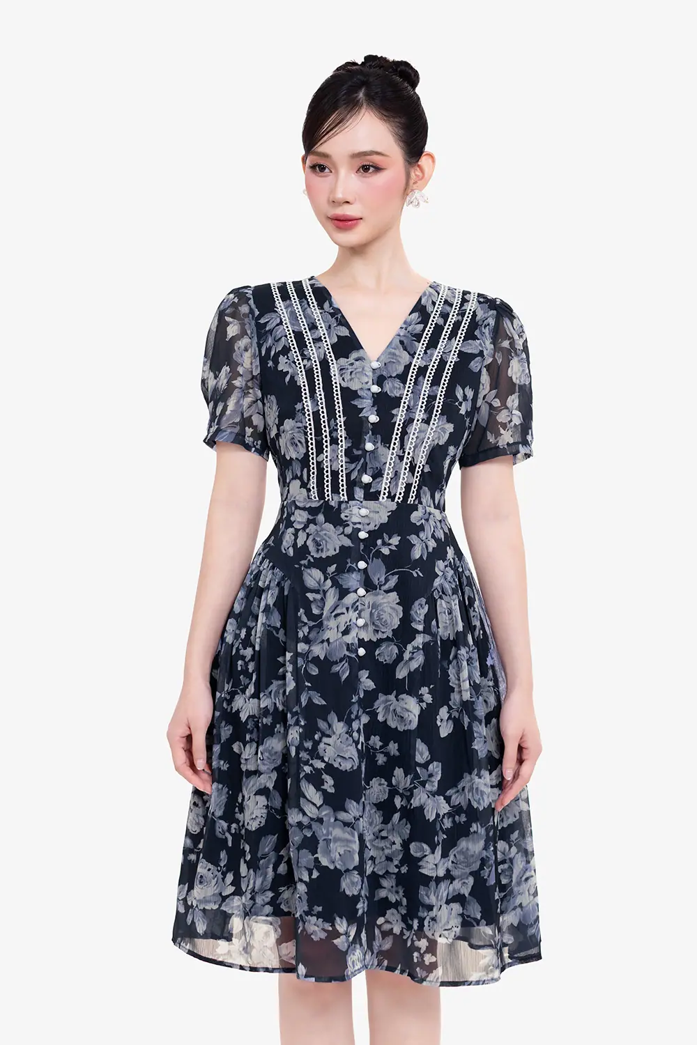 Đầm xòe hoa cổ V viền đăng ten
