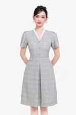 Đầm công sở caro cổ V viền trắng dáng A