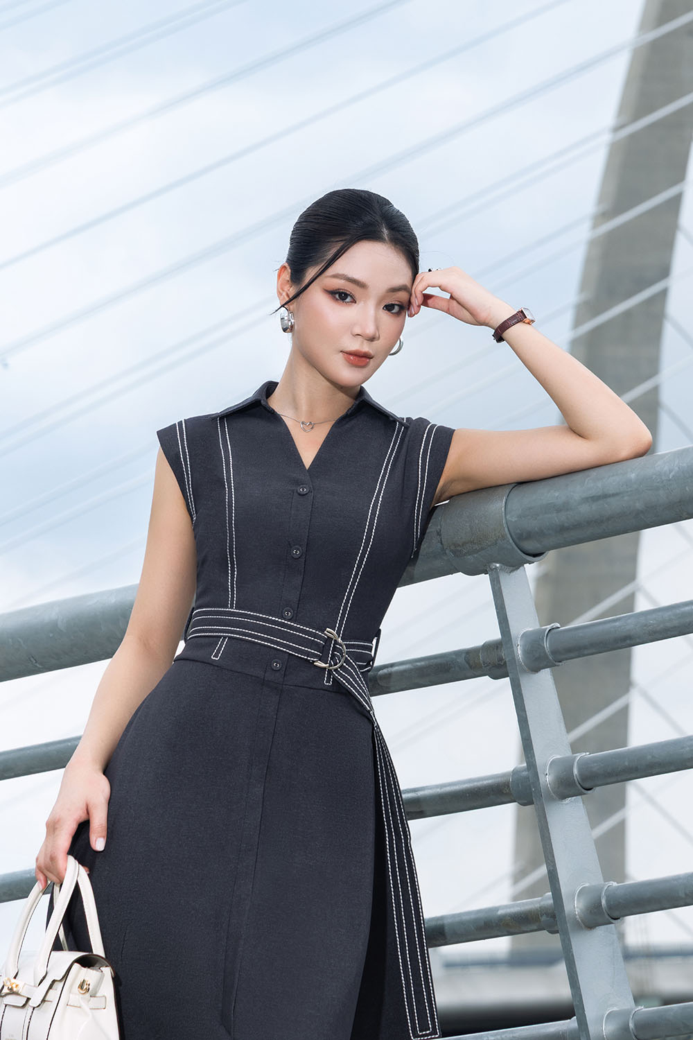 Đầm jean dáng xòe viền trắng kèm thắt lưng
