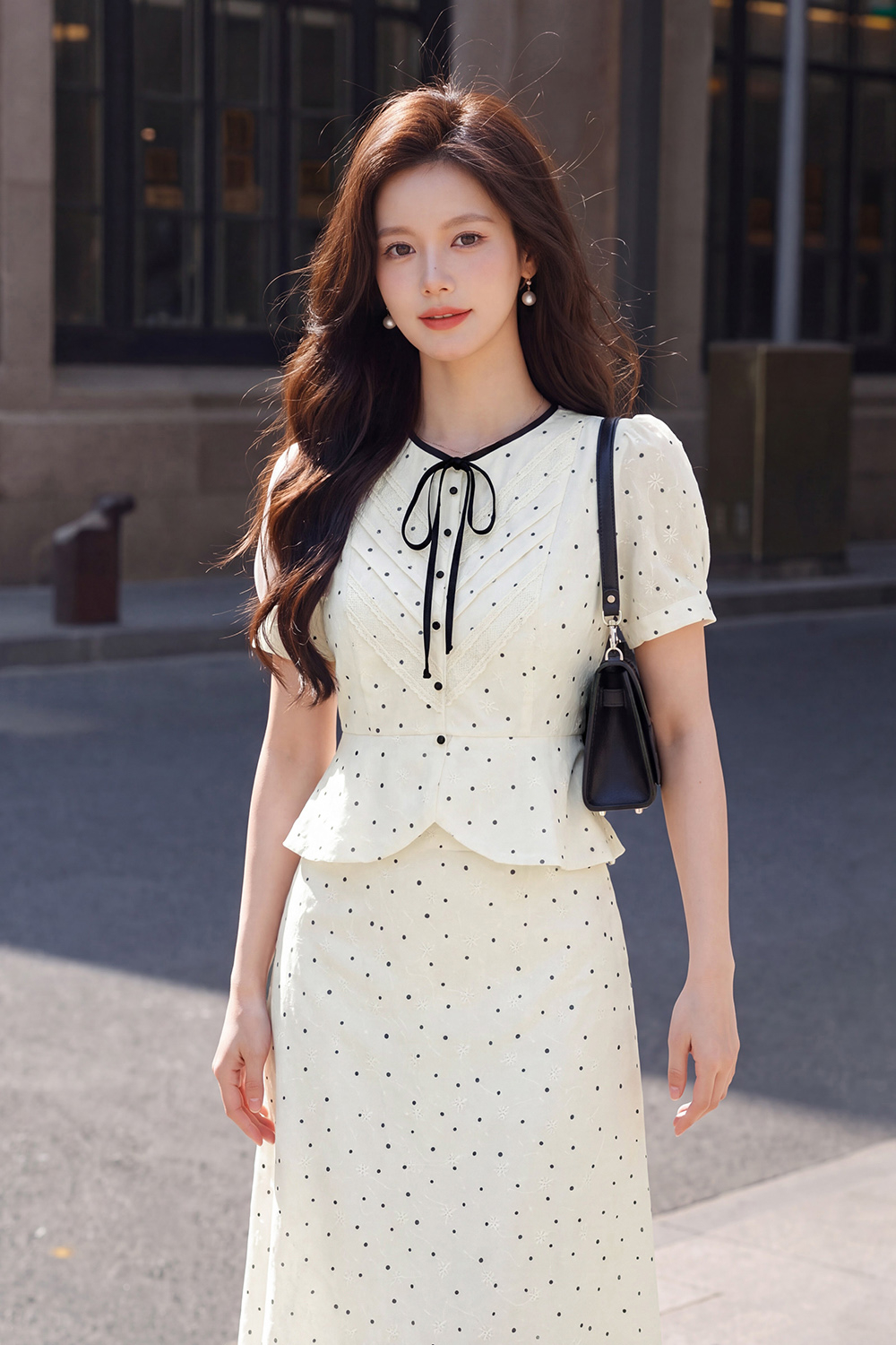 Áo kiểu cotton lụa chấm bi phối nơ