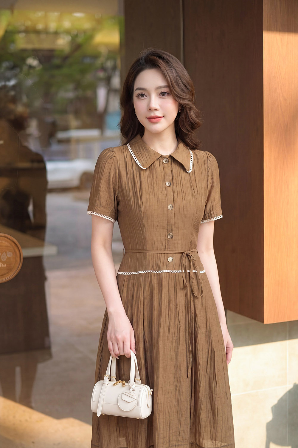 Đầm nâu tơ cổ sen viền ren dáng xòe
