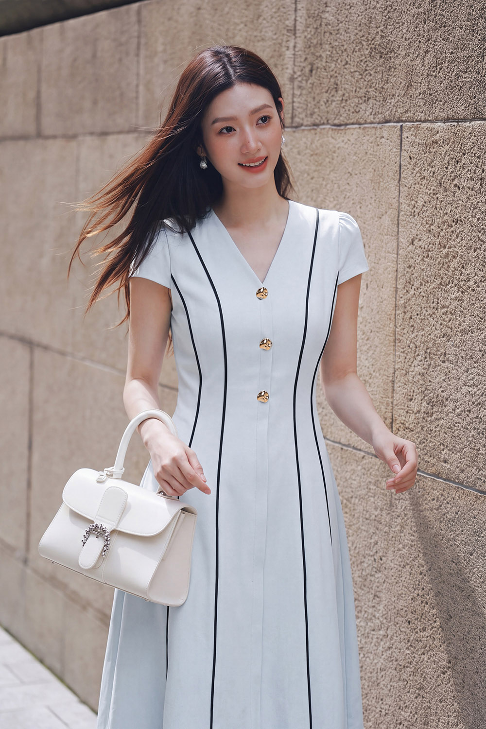 Đầm xòe chữ A màu xanh viền đen đính nút