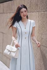 Đầm xòe chữ A màu xanh viền đen đính nút