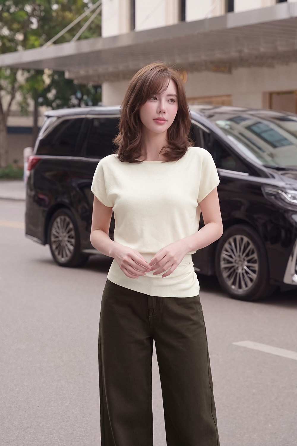 Áo len dệt kim cổ thuyền màu be