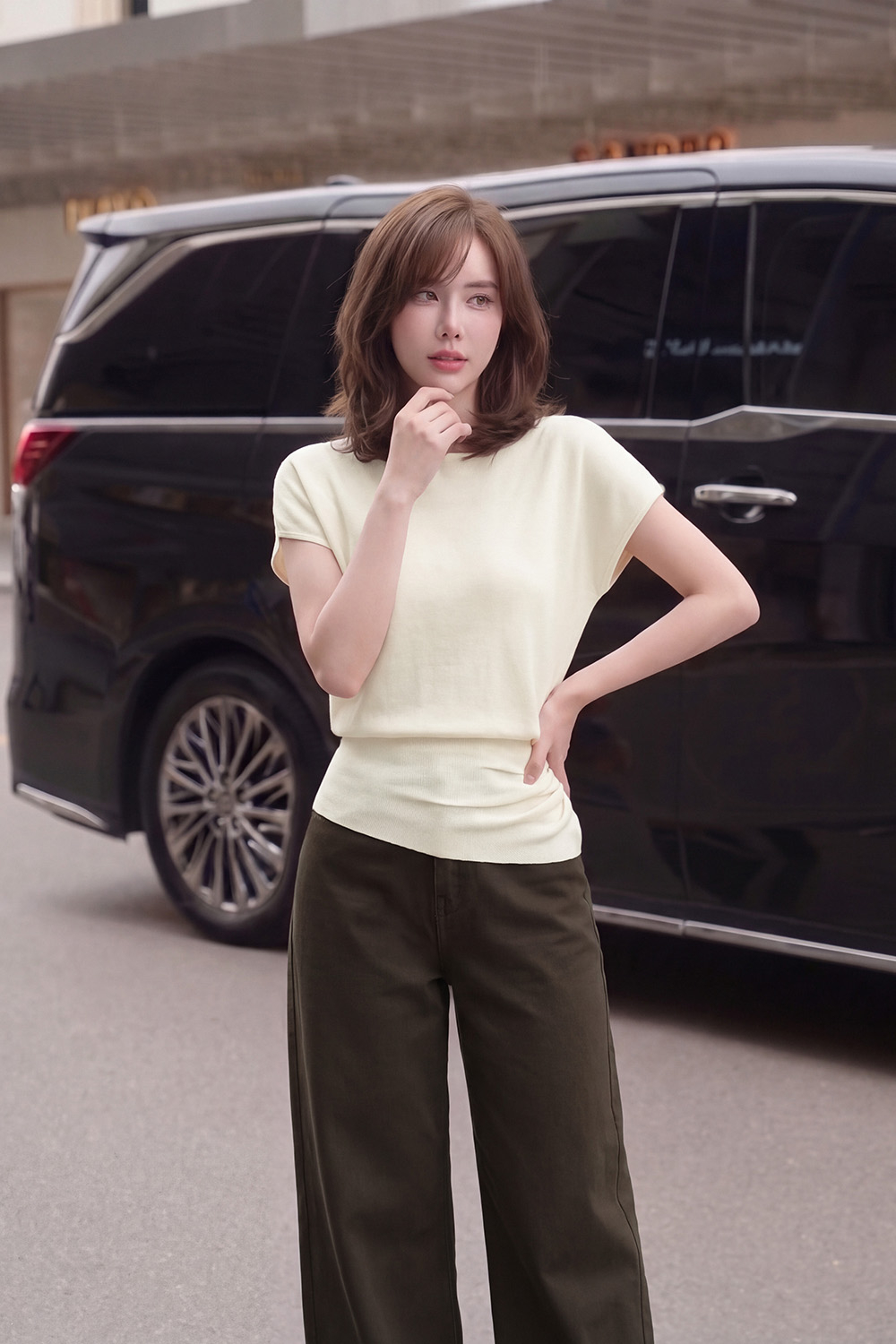 Áo len dệt kim cổ thuyền màu be
