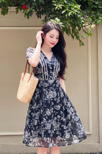 Đầm xòe hoa cổ V viền đăng ten
