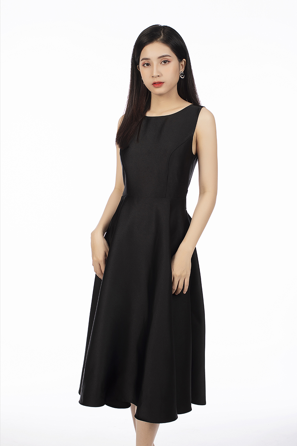 Đầm đen sát nách dáng xòe