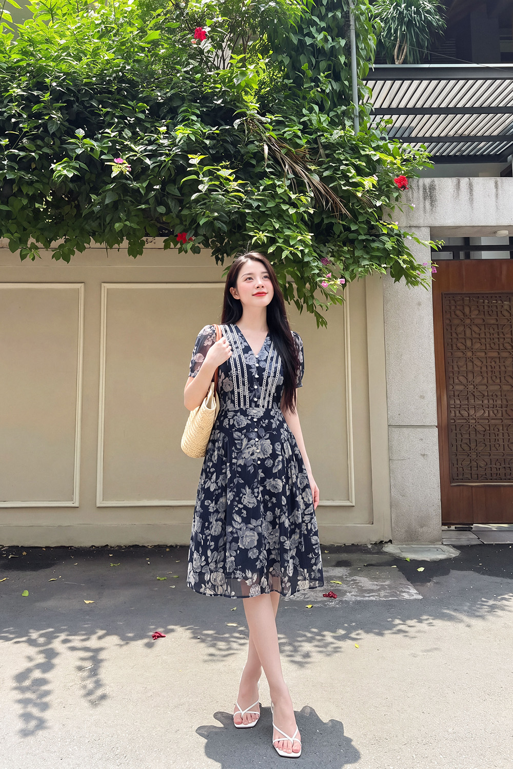 Đầm xòe hoa cổ V viền đăng ten