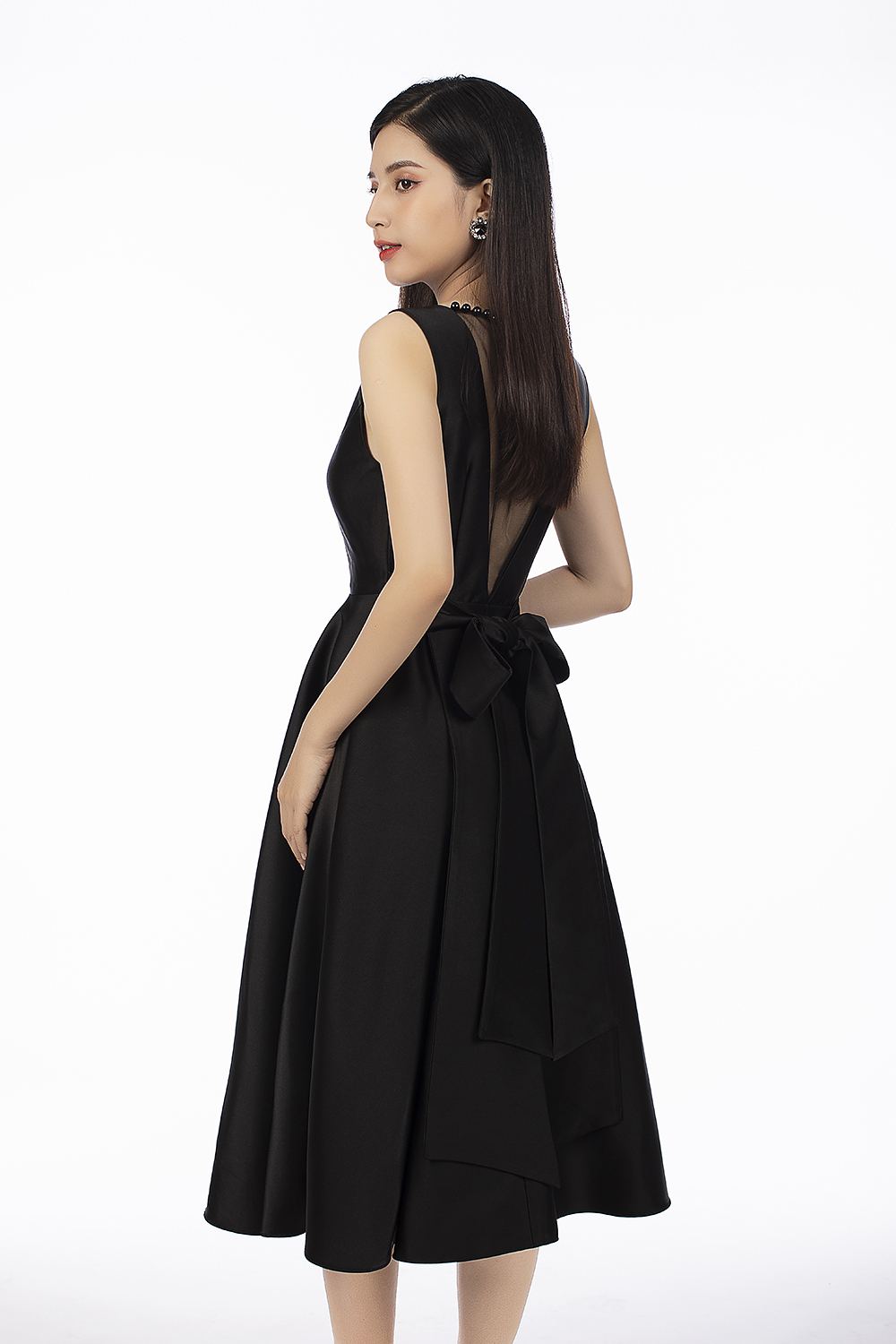 Đầm đen sát nách dáng xòe