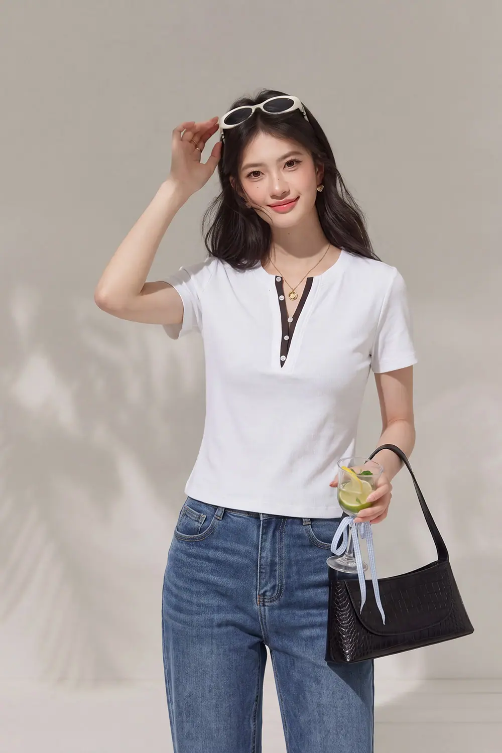 Áo thun trắng cổ tròn phối màu đính nút
