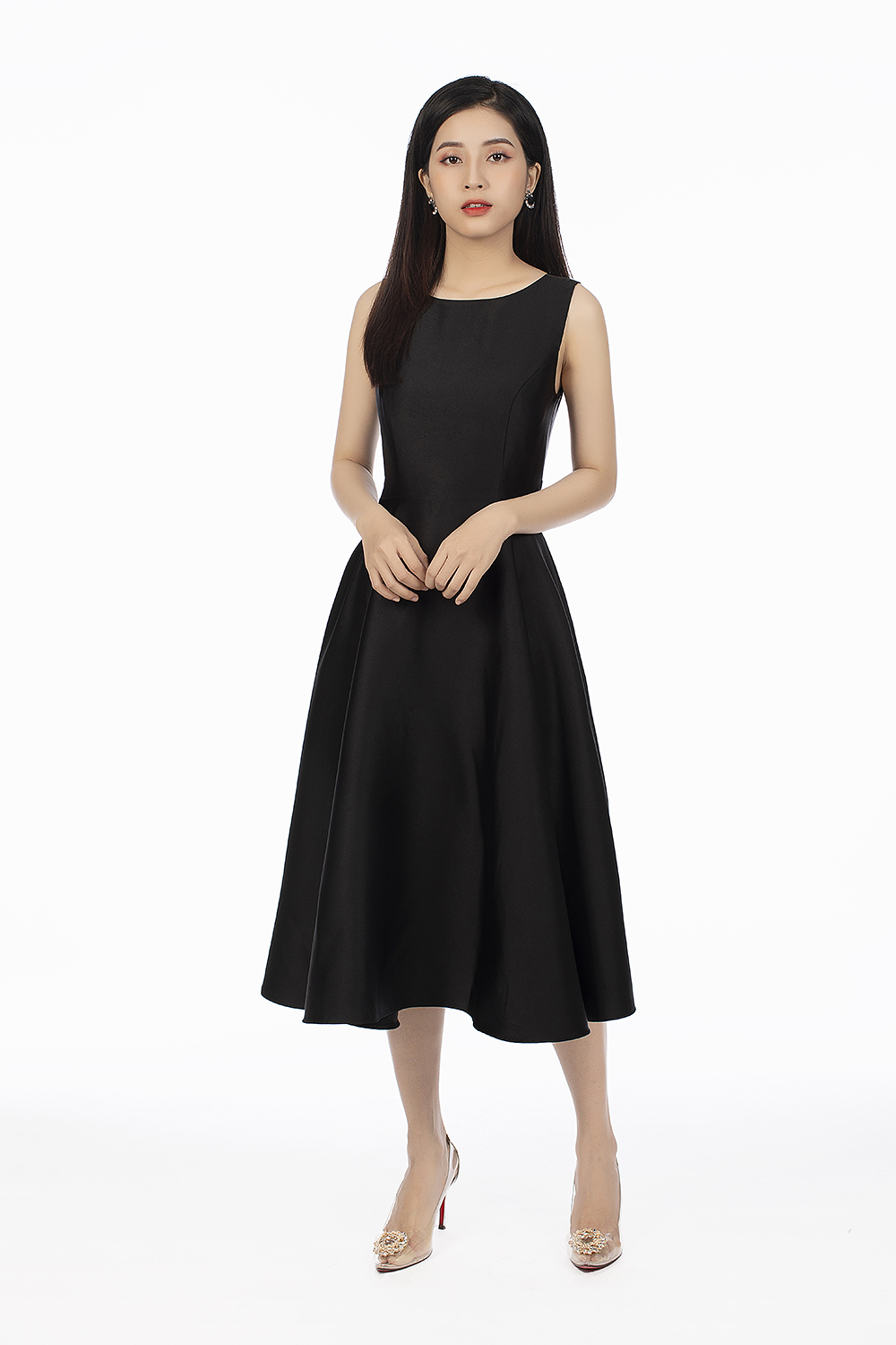 Đầm đen sát nách dáng xòe