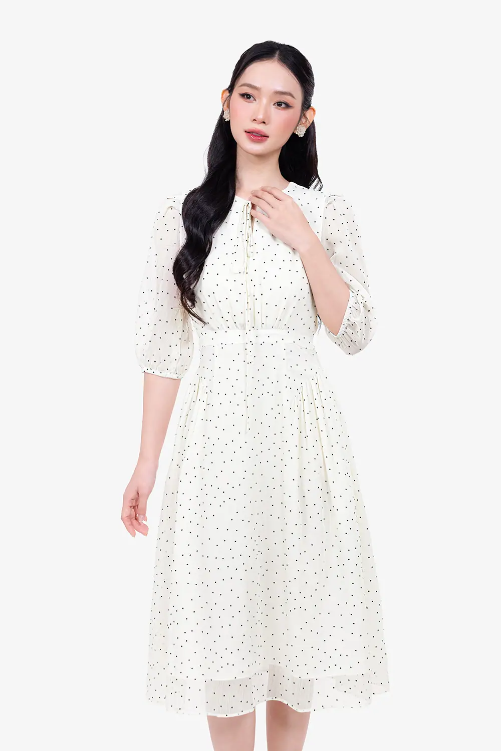 Đầm voan trắng chấm bi tay lỡ