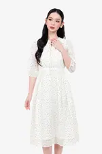 Đầm voan trắng chấm bi tay lỡ