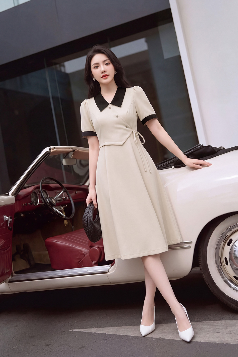 Đầm xòe màu kem phối đen nhấn nơ eo