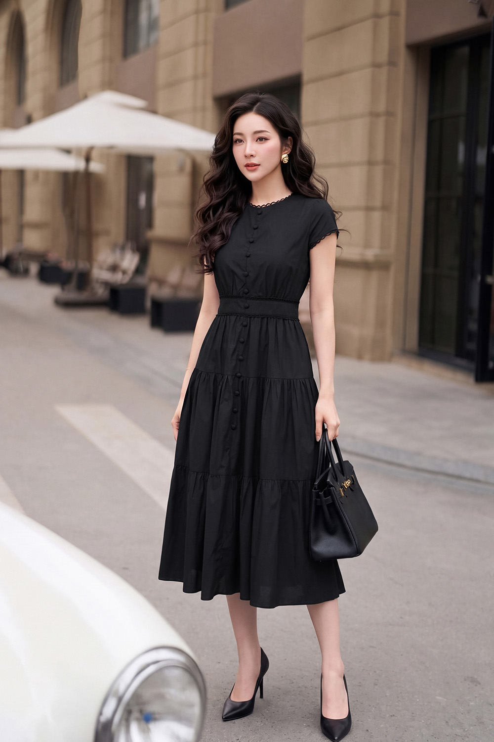 Đầm đen dáng xòe dài nhấn eo đính nút