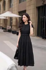 Đầm đen dáng xòe dài nhấn eo đính nút