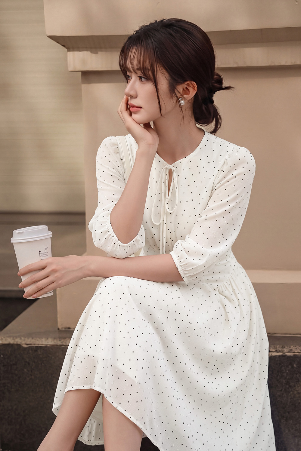 Đầm voan trắng chấm bi tay lỡ
