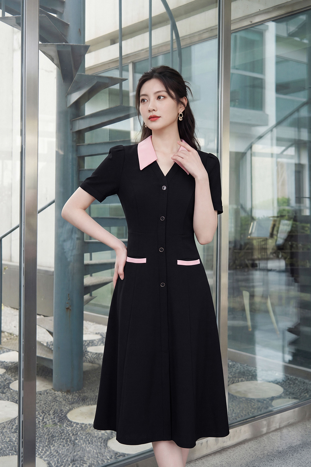 Đầm xòe đen công sở phối hồng