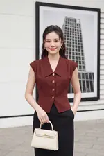 Áo kiểu xếp ly vai màu đỏ trầm
