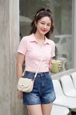 Áo thun polo màu hồng viền trắng