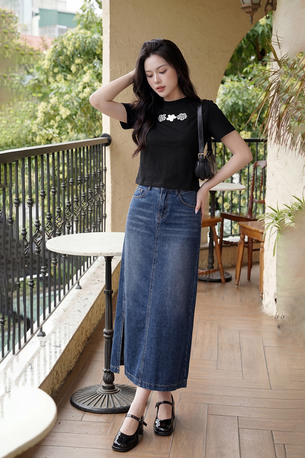 Áo thun nữ cổ tròn tay ngắn màu đen