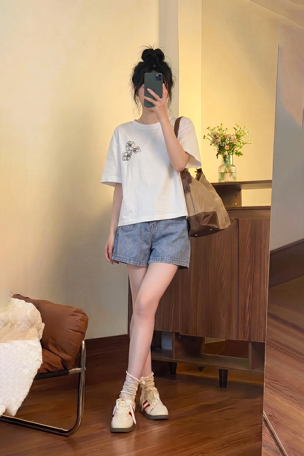 Áo thun trắng thêu hoa tay ngắn