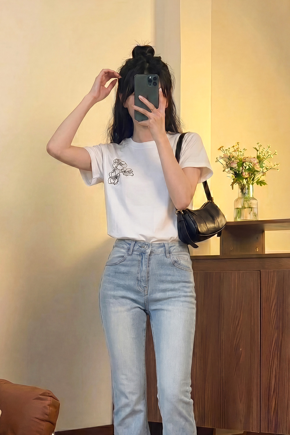 Áo thun trắng thêu hoa tay ngắn