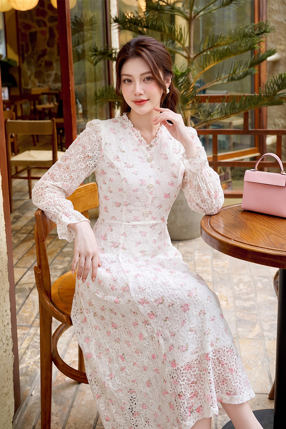 Đầm hoa hồng nền trắng tay dài