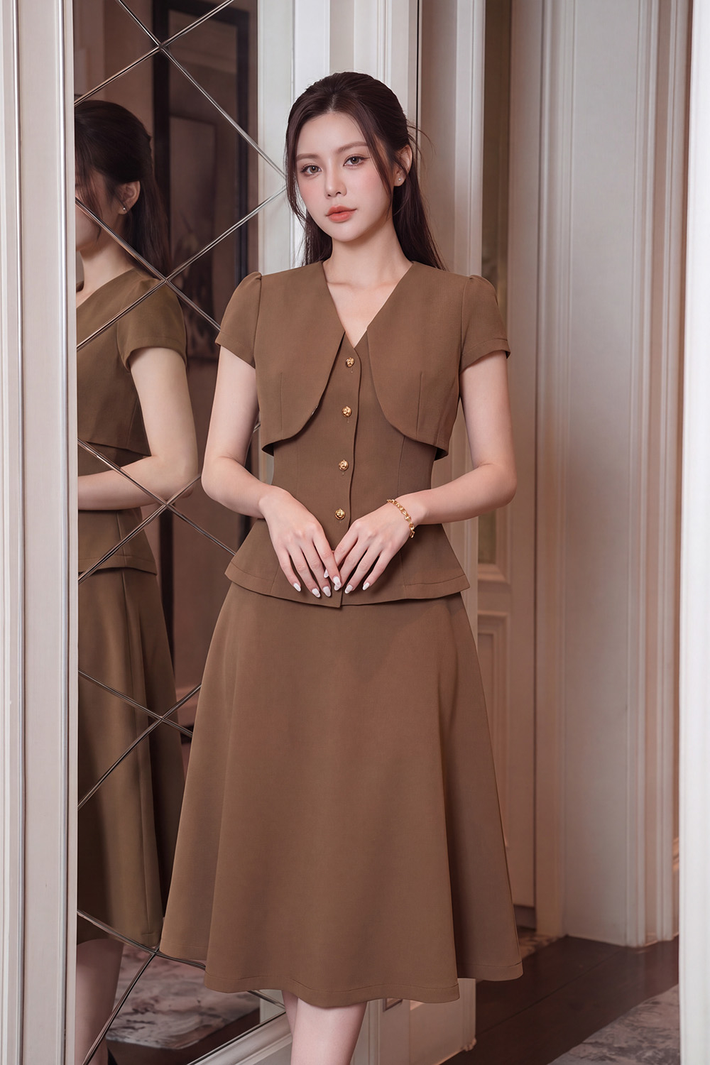 Áo kiểu cổ V phối thân cách điệu