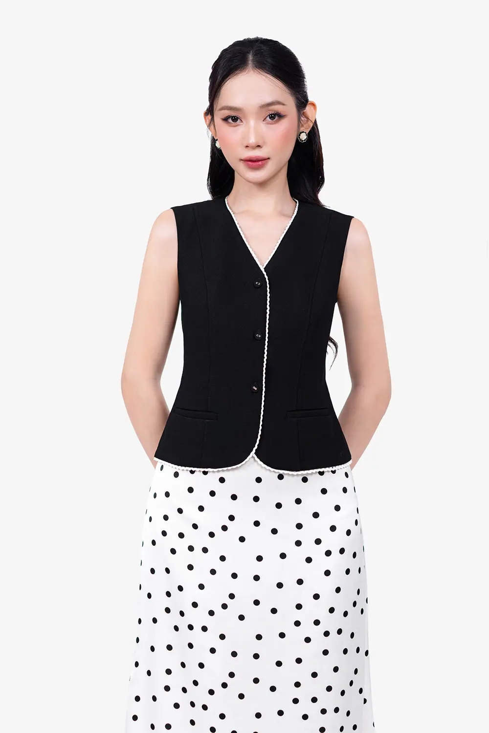 Áo gile màu đen viền đăng ten trắng