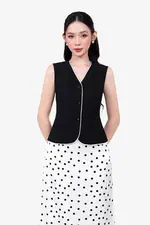 Áo gile màu đen viền đăng ten trắng