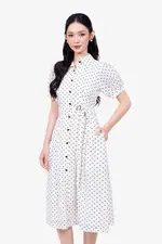 Đầm trắng chấm bi dáng xòe nhấn eo