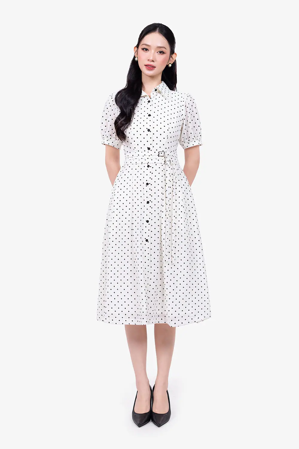 Đầm trắng chấm bi dáng xòe nhấn eo