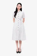 Đầm trắng chấm bi dáng xòe nhấn eo