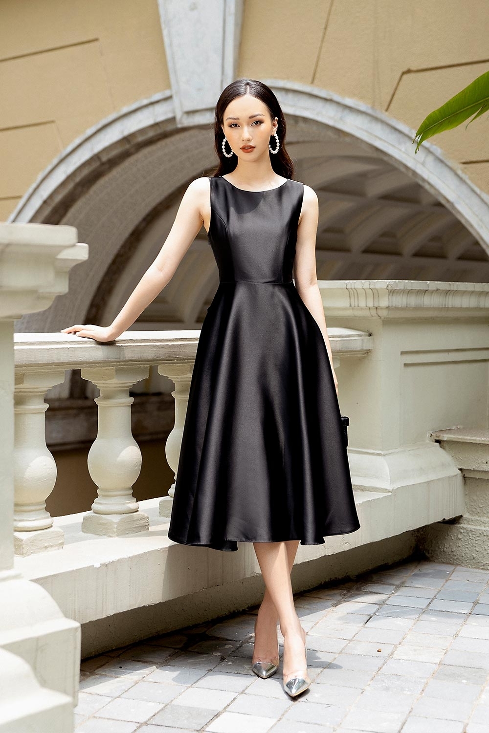 Đầm đen sát nách dáng xòe