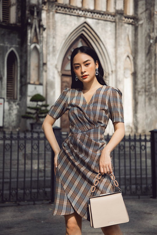 Đầm họa tiết kẻ cổ V tùng đắp chéo nhấn eo KK99-21