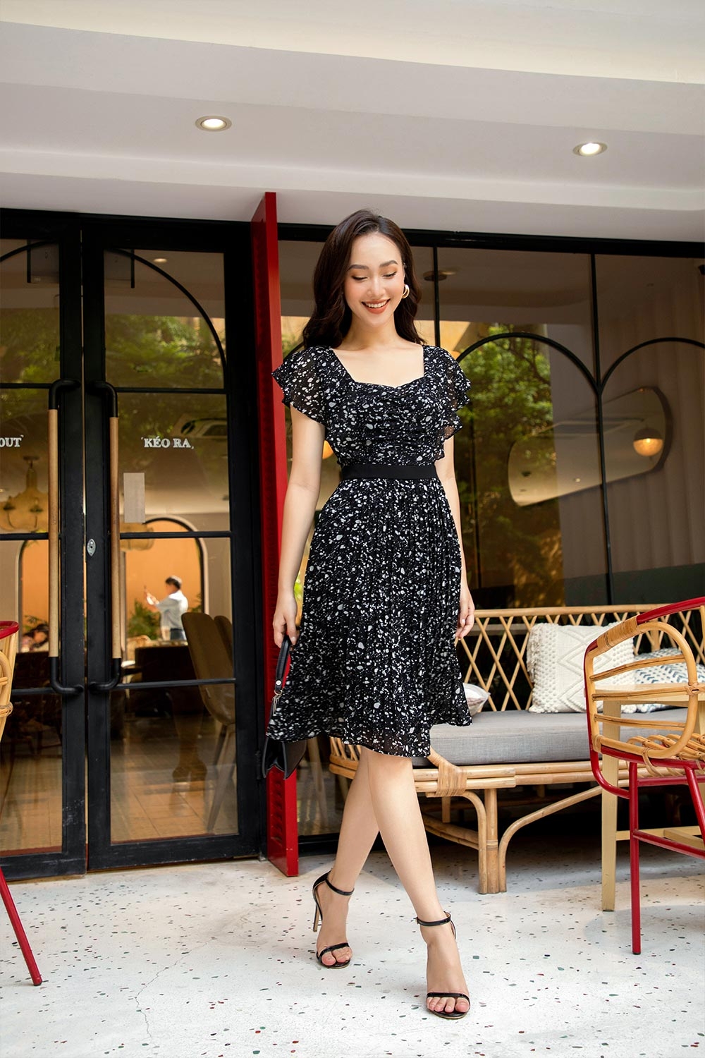 Váy đen xòe xếp li họa tiết hoa viền bèo KK96-37