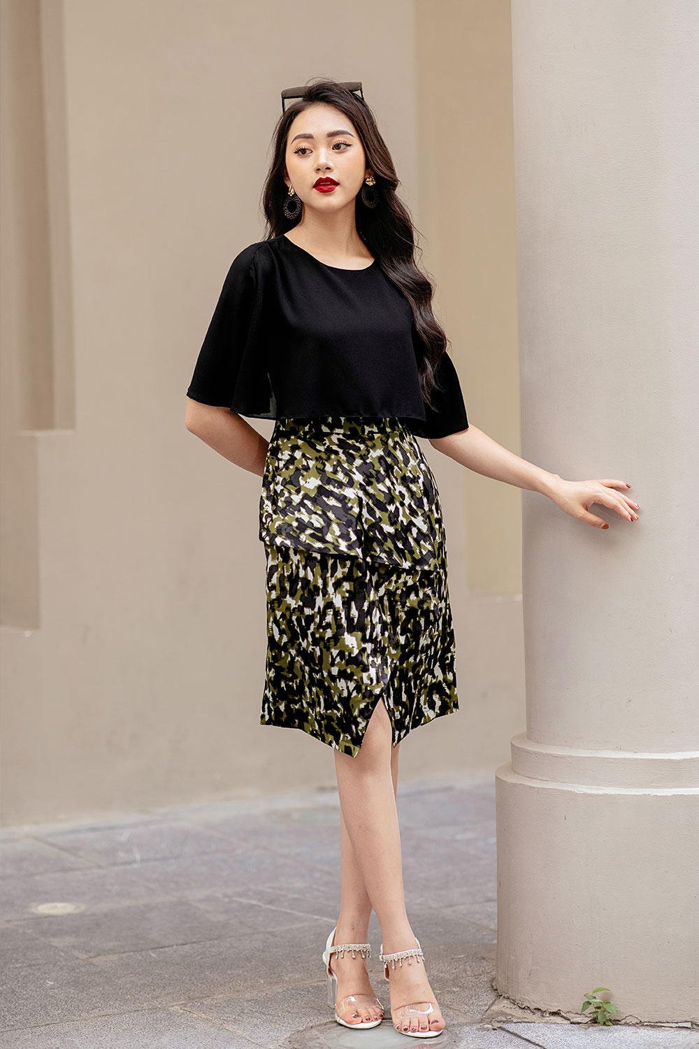 Đầm chữ A xẻ trước cổ tròn 