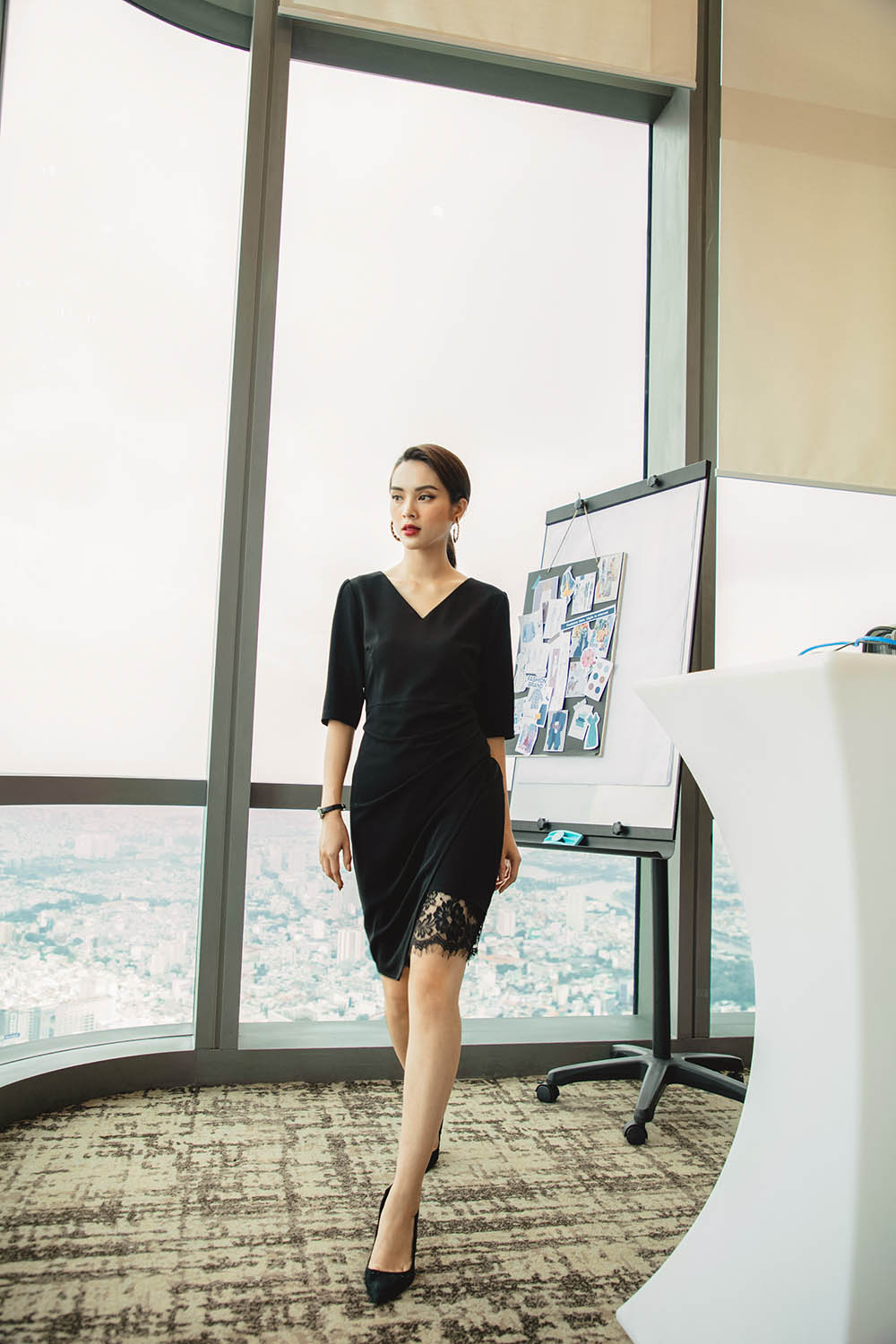 Váy đen tay lỡ tùng xẻ phối ren KK100-01