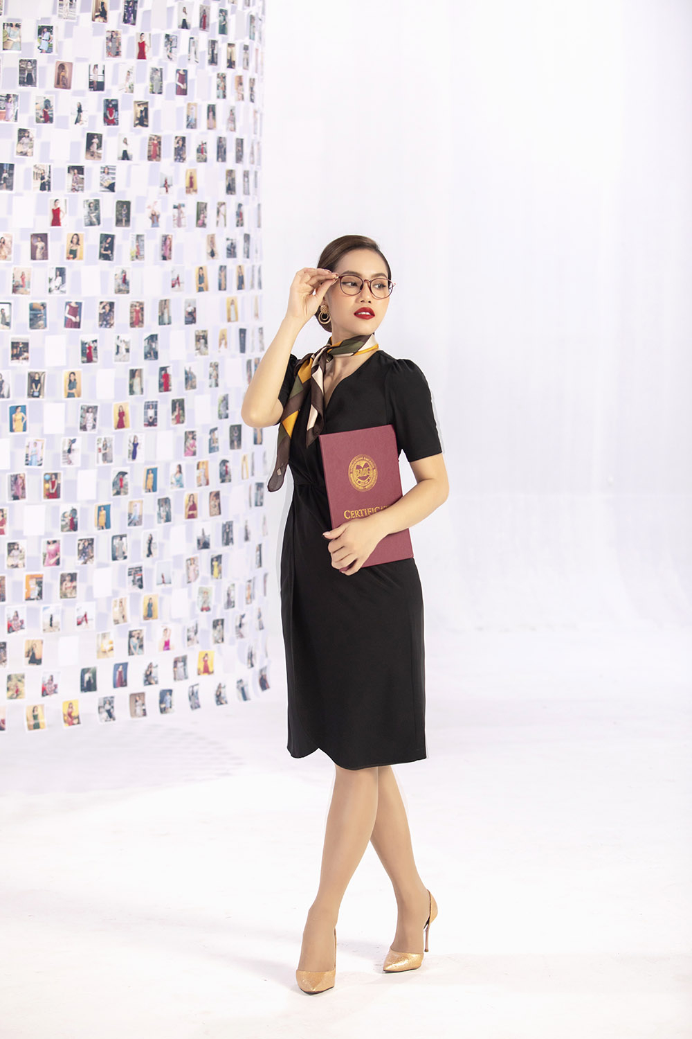 Đầm đen dáng chữ A tùng váy đắp chéo xẻ tà 