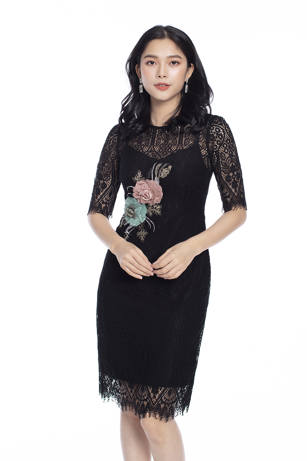 Đầm ren đen đính hoa 