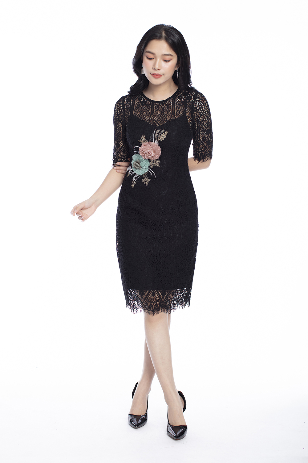 Đầm ren đen đính hoa 