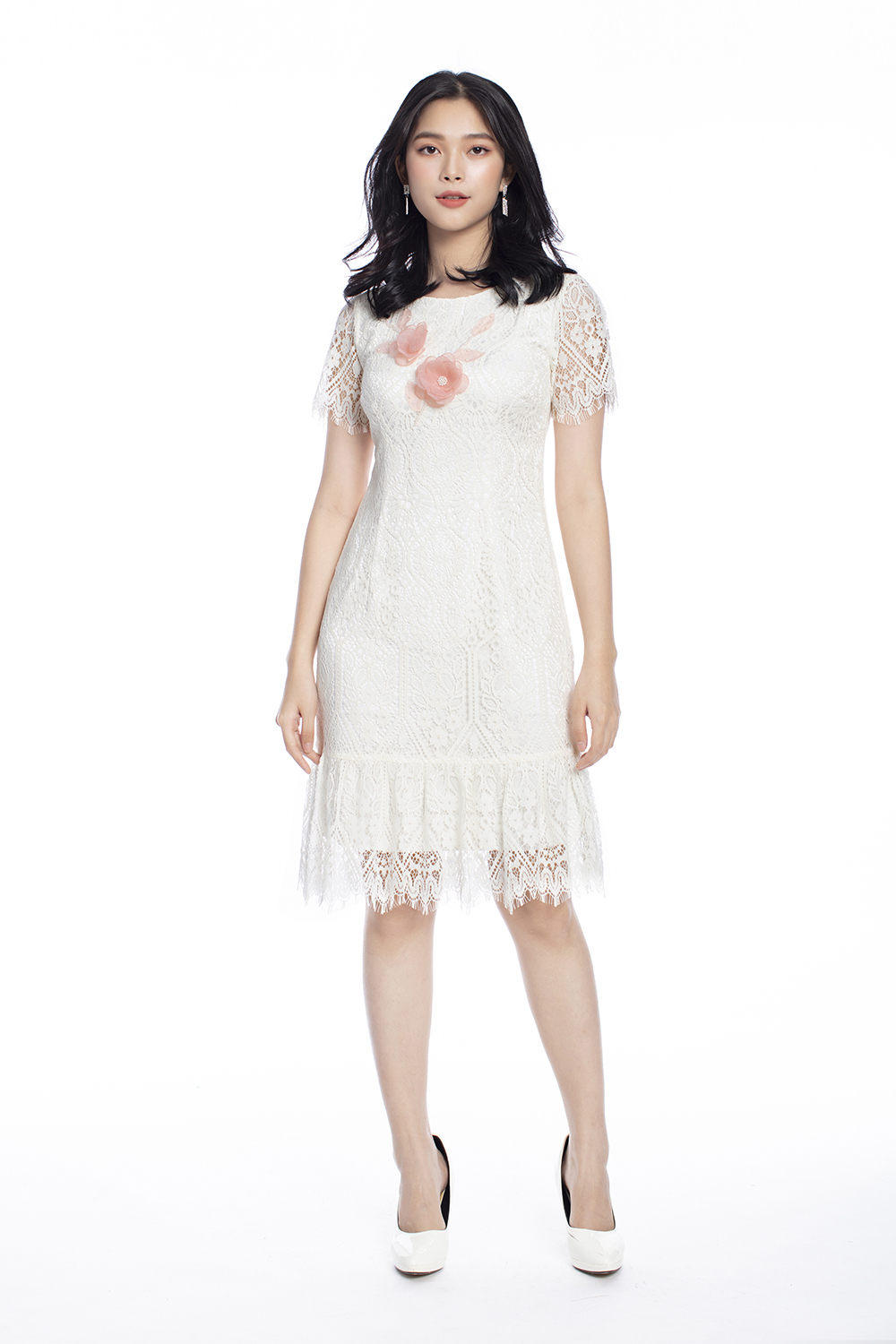 Đầm ren trắng đuôi cá đính hoa 