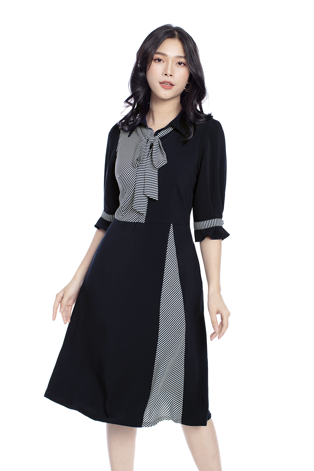 Đầm sơ mi xòe phối kẻ sọc cổ thắt nơ 