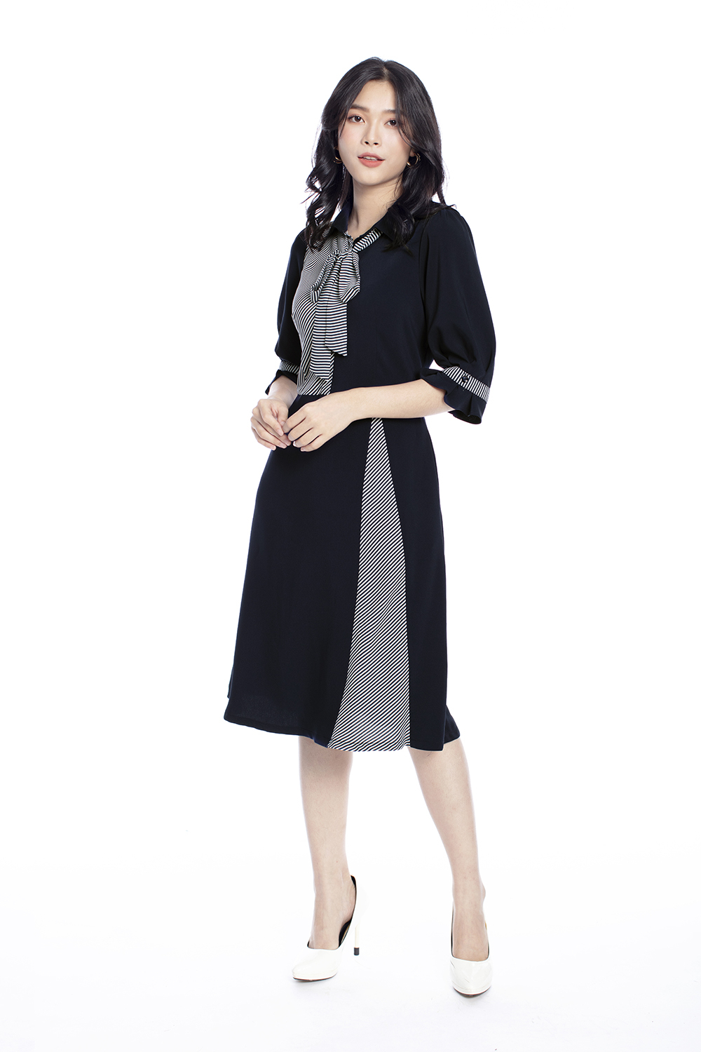 Đầm sơ mi xòe phối kẻ sọc cổ thắt nơ 