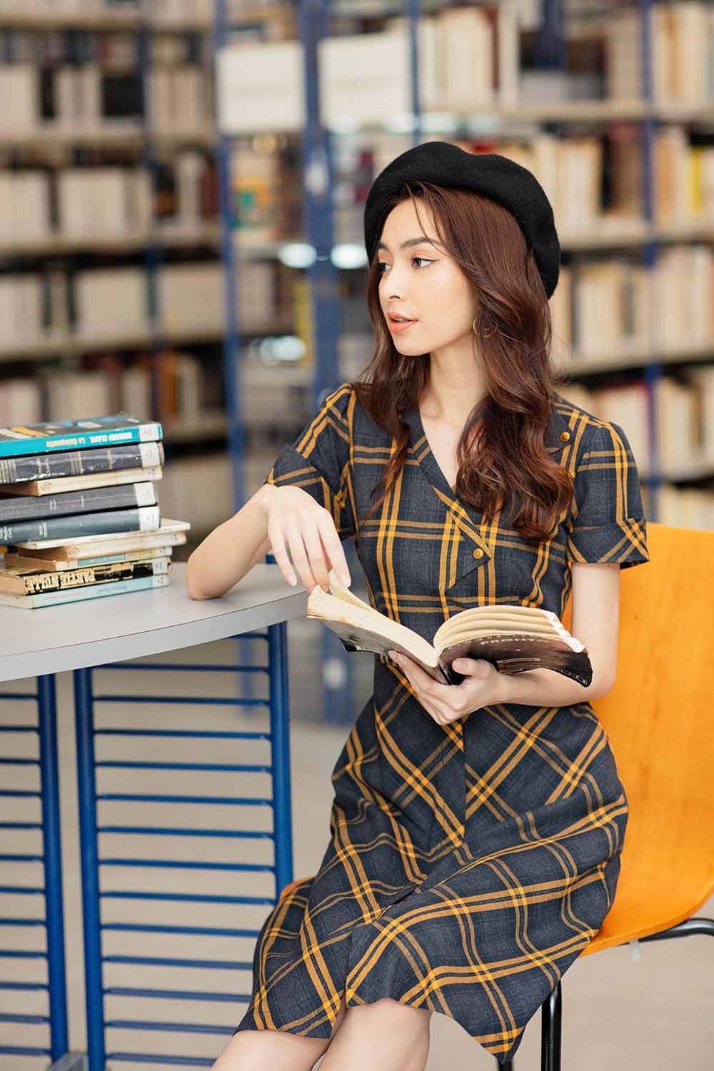 Đầm xòe họa tiết caro cổ V 